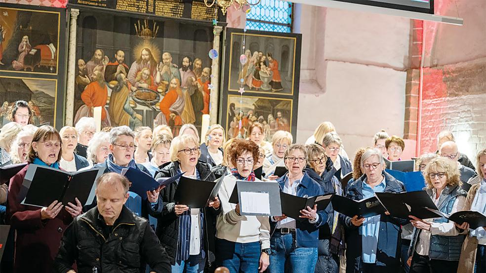Der Projektchor mit mehr als 60 Sängerinnen und Sängern aus dem Kirchenkreis wirkte beim Abba-Gottesdienst mit.  © Foto: Jörg Hausmann