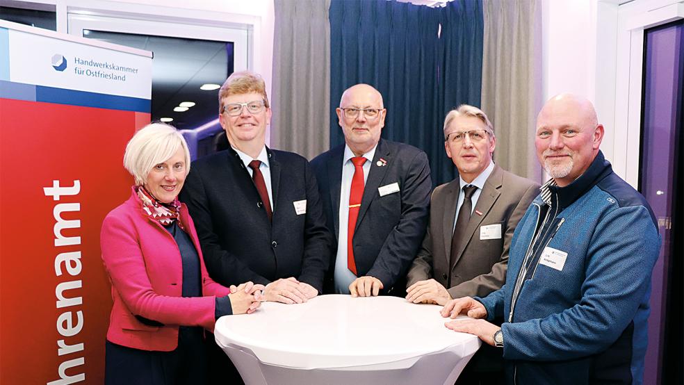 Das Ehrenamt im Gespräch mit der Handwerkskammer (von rechts): Prüfer Lutz Kampmann, Hauptgeschäftsführer Jörg Frerichs, Vizepräsident Jörg Klein, Präsident Albert Lienemann und Gisela Hillers, Leiterin des Meister- und Fortbildungsprüfungswesens.  © Foto: Handwerkskammer