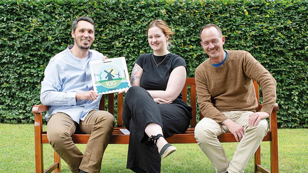 KIO-Projektleiter Cai-Olaf Wilgeroth, KIO-Projektmitarbeiterin Charlotte Hahn und Kulturagentur-Leiter Dr. Welf-Gerrit Otto (von links) freuen sich auf innovative Ansätze für nachhaltige und klimagerechte Kulturprojekte.  © Foto: Ostfriesische Landschaft