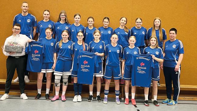 Neues Trainingsoutfit für Möhlenwarfs C-Juniorinnen