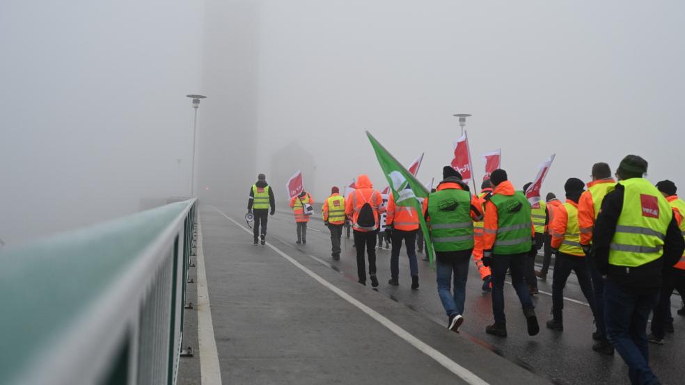 In der kommenden Woche wird auf der Jann-Berghaus-Brücke wieder gestreikt (Archivbild vom November 2023). Nach einer scharfen Attacke des Bingumer Ortsvorsteher Sönke Eden haben die SPD-Abgeordneten Anja Troff-Schaffarzyk und Nico Bloem die Streiks verteidigt. © dpa (Archivbild)