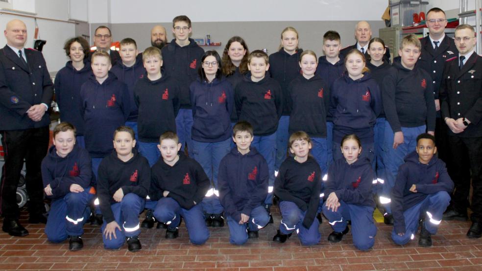 Zur Hauptversammlung konnte die Jugendfeuerwehr Weenermoor neben Jugendfeuerwehrwart Ingo Wolters (links) auch Stadtbrandmeister Jörg Fisser (hinten, Dritter von links) und den stellvertretenden Kreisjugendfeuerwehrwart Jens Baumfalk (hinten, Fünfter von links) sowie (von rechts) Ortsbrandmeister Nico Diddens, den stellvertretenden Jugendfeuerwehrwart Florian Holtkamp und Stadtjugendfeuerwehrwart Ewald Freese (hinten, Fünfter von rechts) begrüßen.  © Foto: Rand (Feuerwehr)