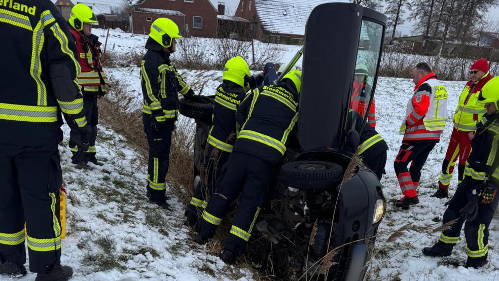 Durch die Beifahrertür konnte der Fahrer des Unfallwagens mit Hilfe der Feuerwehr schließlich sein Auto verlassen, das auf der Seite in einem Graben lag. © Feuerwehr