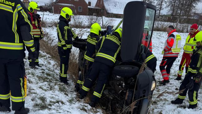 Auto rutscht von vereister Straße in Graben