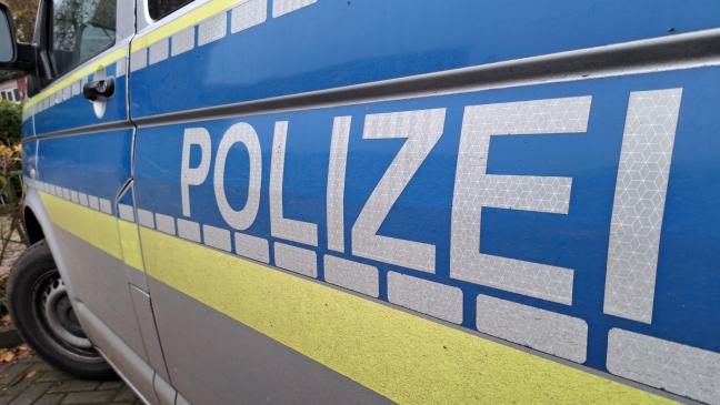 Schwarzer Opel wird beschädigt - Verursacher flüchtet