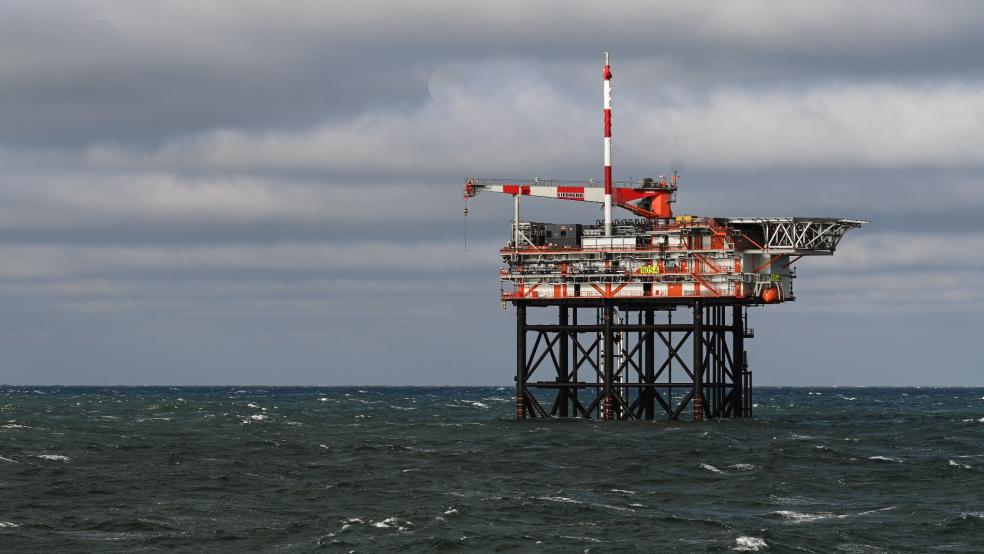 Blick auf die Bohrinsel des niederländischen Unternehmens One-Dyas in der Nordsee. © Foto: Penning (dpa)
