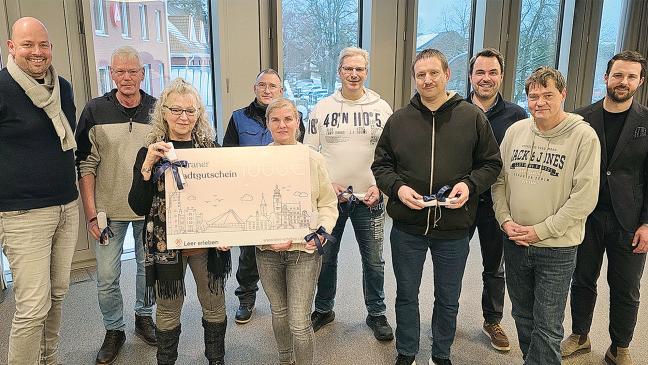 Werbegemeinschaft übergibt Stadtgutscheine an Gewinner