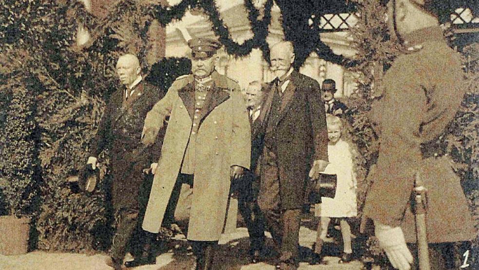 Besuch in Leer am 10. Mai 1927: Reichspräsident Paul von Hindenburg ließ sich damals die gerade in Betrieb genommene Viehmarkthalle auf der Nesse zeigen und übernachtete beim Grafen von Wedel auf Schloss Evenburg in Loga.  © Foto: Stadtarchiv Leer