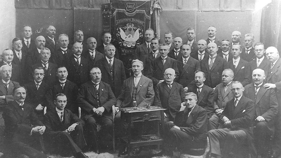 Der Männergesangverein der »Harmonie« im Jahre 1928. Im Hintergrund das alte Chor-Banner.  © Foto: sowasdat.rheiderland.de 