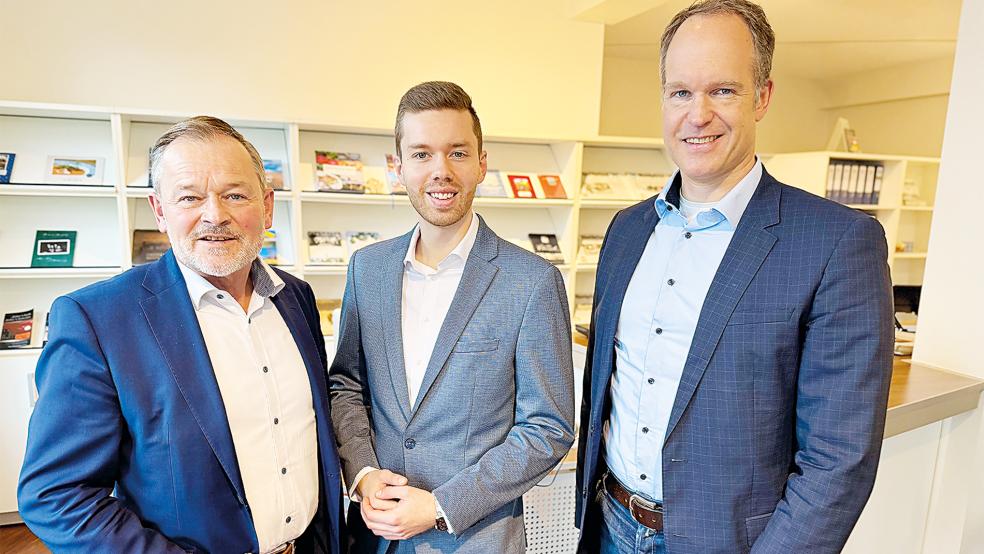 Erfolgreicher Wachwechsel auf der »Brücke« der RZ: Geschäftsführer Bernd Lindemann (links) übergibt an seinen Sohn Falk. Rechts: Jens Wegmann, Geschäftsführer der Gruppe NOZ/mh:n, die seit 2025 Eigentümerin der RZ ist.  © Foto: Hanken