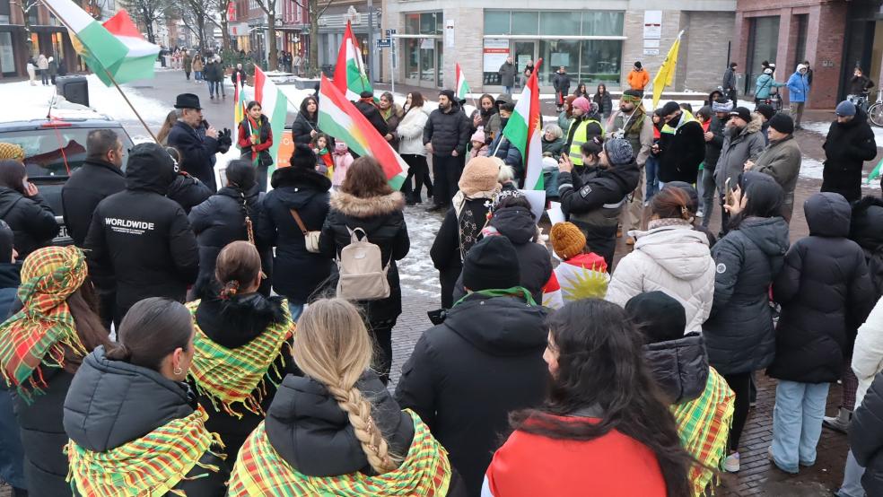 Auf dem Denkmalplatz in Leer versammelten sich am Freitag rund 120 Menschen zu einer Mahnwache, um für Frieden in Syrien und im Iran einzutreten. © Foto: Ammermann