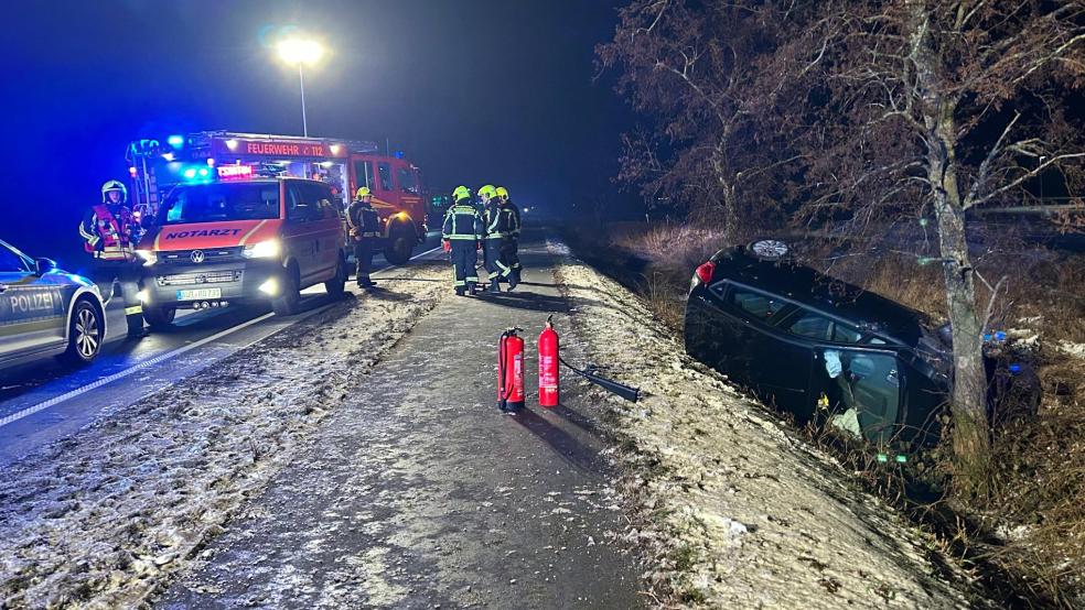 Die Einsatzstelle wurde durch die Feuerwehr ausgeleuchtet und bis zum Abschleppen des Fahrzeugs gesperrt und abgesichert. © Foto: Justin Herzig (Feuerwehr)