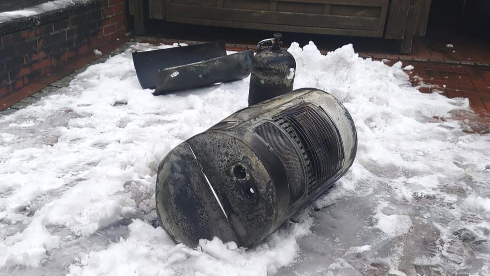 Der Brand brach aus, nachdem ein Bewohner eine Gasflasche in einem Katalytofen in einer Garage in Betrieb nahm. © Foto: Rand (Feuerwehr)