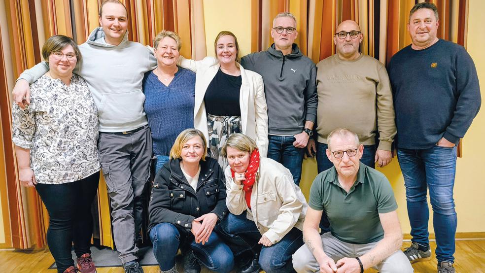 Proben fleißig für die insgesamt sechs Aufführungen des Theaterstücks »Toast Hawaii un Appelkorn«: Annika Berger (Marion Baumann), Wilko Sonnenberg (Thomas Steinberg), Stöönpaal Erika Swalve, Hilke Seebens (Pia Zadek), Christian Reck (Jochen Erhardt), Ralf Ewen (Rainer Schmidt), Johann Frei (Lehrer Herr Willmann, stehend von links) sowie Steffi Gruis, Anita Feenders und Uwe Krüger (Markus Hagenbeck, kniend von links) von der Verlaatjer Spöölbühn.  © Foto: Verlaatjer Spöölbühn