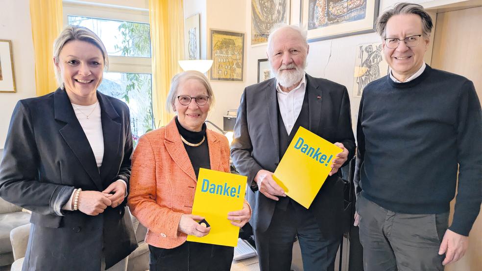 Zur Ehrung von Johanna und Arnold Venema anlässlich ihrer jeweils 50-jährigen Parteimitgliedschaft kamen FDP-Landesgeschäftsführerin Imke Haake und der ehemalige FDP-Landesvorsitzende und niedersächsische Umweltminister Dr. Stefan Birkner nach Jemgumgeise.  © Foto: Szyska