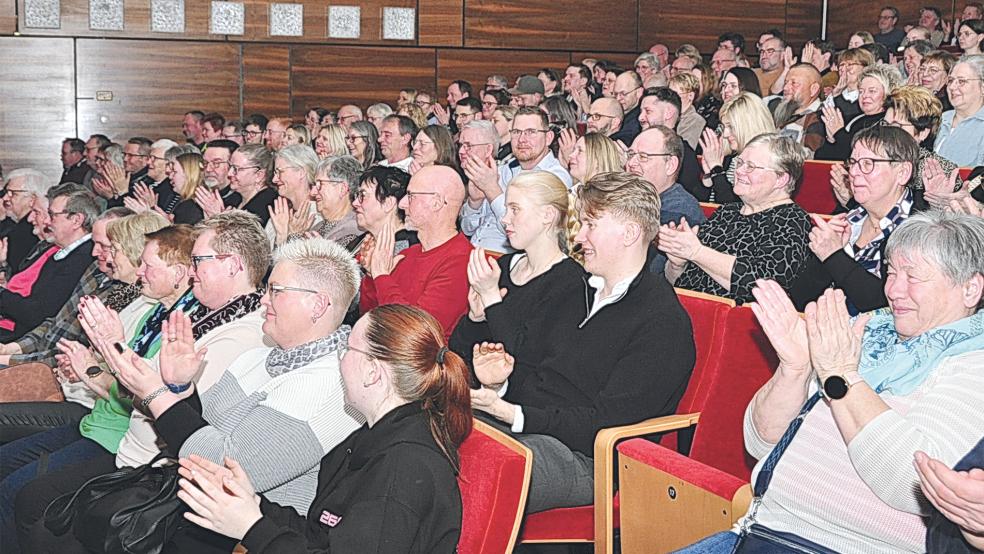 In der proppevollen Aula der Oberschule an der Wiesenstraße sprang der Funke bei der Premiere am Freitagabend schnell auf das Publikum über. In dieser Woche stehen noch fünf weitere Aufführungen auf dem Programm.  © Foto: Wolters