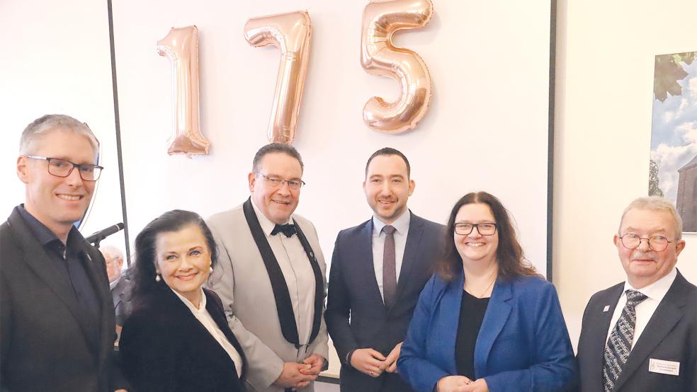 Beim Fest-Empfang (von links): Bürgermeister Heiko Abbas, die Bundestagsabgeordnete Gitta Connemann, der »Harmonie«-Vorsitzende Detlef Troff, der Landtagsabgeordnete Nico Bloem, die Bundestagsabgeordnete Anja Troff-Schaffarzyk und Chorverband-Vizepräsident Diethelm Sempell. © Foto: Ammermann