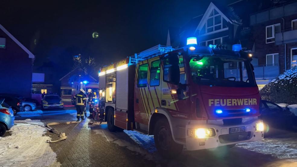 Die Einsatzkräfte der Feuerwehr Aurich verschafften sich Zutritt zur bereits deutlich verqualmten Wohnung. © Daniel Gerock (Feuerwehr Aurich)