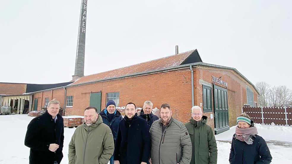 »Ziegelei-Gipfel« im Midlumer Museum: (von links) Ulf Thiele (CDU-Landtagsabgeordneter), Tim Philipps (CDU Jemgum), Wilfried Voß (Vorsitzender Ziegeleiverein), Nico Bloem (SPD-Landtagsabgeordneter), Peter Südbeck (Nationalparkverwaltung), Rainer Smidt (Gemeinde Jemgum), Landrat Matthias Groote und Astrid Martin (Biosphärenregion).  © Foto: Hanken