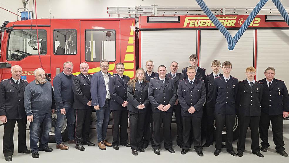 Zur Feuerwehrversammlung kamen (von links) der stellvertretende Boenster Ortsvorsteher Helmut Rose, der Wymeerster Ortsvorsteher Werner Jansen, Feuerwehrausschussvorsitzender Lukas Enno Oltrop, Gemeindebrandmeister Peter Oltmanns, Bürgermeister Uwe Sap, Ortsbrandmeister Thomas Heyen, Lana Mensink, Markus Haseborg, Ralf van Scharrel, Jens Aeissen, Berend-Heinrich Osterhagen, Hauke Geertsema (hinten), Eike Smid, Thore Hensen, Jonas Rose und der stellvertretende Ortsbrandmeister Heiner Meints.  © Foto: privat