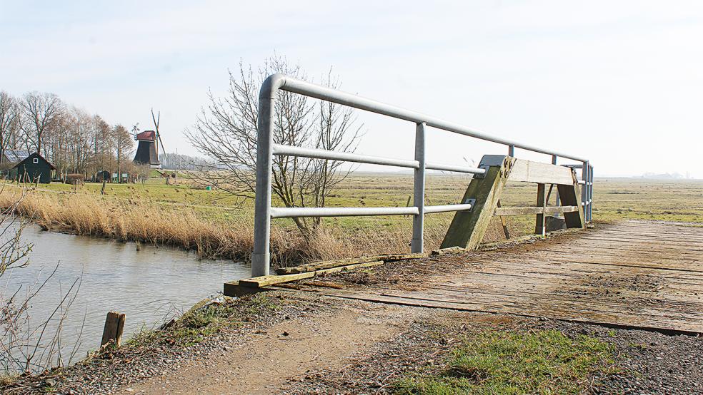 Die Brücke über das Sieltief am Wynhamster Kolk ist marode und soll ersetzt werden.  © Foto: Berents