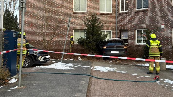 Auto prallt gegen Arztpraxis