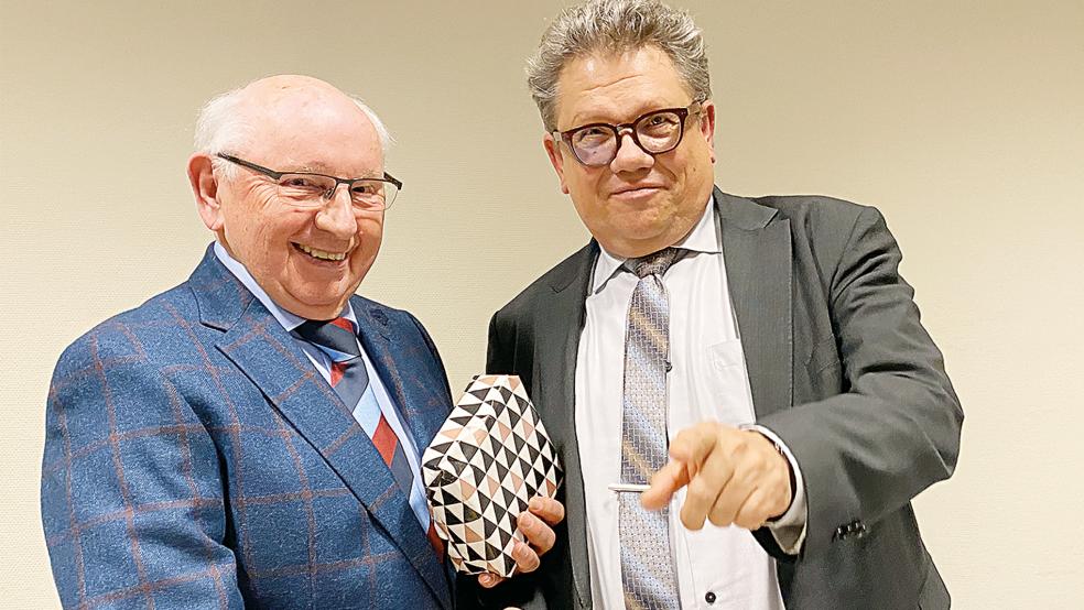 Drei Tassen Ostfriesentee mit Kluntje sollen schnelle Entscheidungen herbeiführen, betonte Krankenhausvereinschef Jakobus Baumann (links) - und hatte für Gesundheitsminister Dr. Andreas Philipp gleich das passende Präsent parat.  © Foto: Hanken