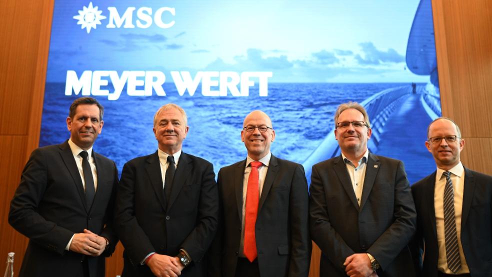 Olaf Lies, Ministerpräsident des Landes Niedersachsen, Pierfrancesco Vago, Aufsichtsratsvorsitzender von MSC Cruises, Bernd Eikens, Geschäftsführer der Meyer Werft, Andreas Hensen Betriebsratsvorsitzender der Meyer Werft und Thomas Solbach, Bundesministerium für Wirtschaft und Energie (von links), beim heutigen Treffen in Papenburg. © Foto: Penning (dpa)