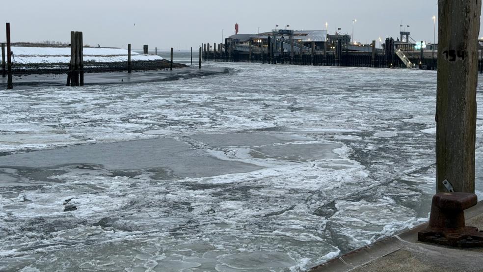 Eisschollen schwimmen im Hafenbecken der Insel Norderney. An der ostfriesischen Nordseeküste beeinträchtigen niedrige Wasserstände weiterhin den Fährverkehr von und zu einigen Inseln.  © Foto: Bartels (dpa)