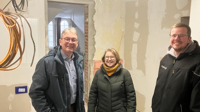 Lila Tapete,&nbsp; Sandboden &nbsp;und Fliesen