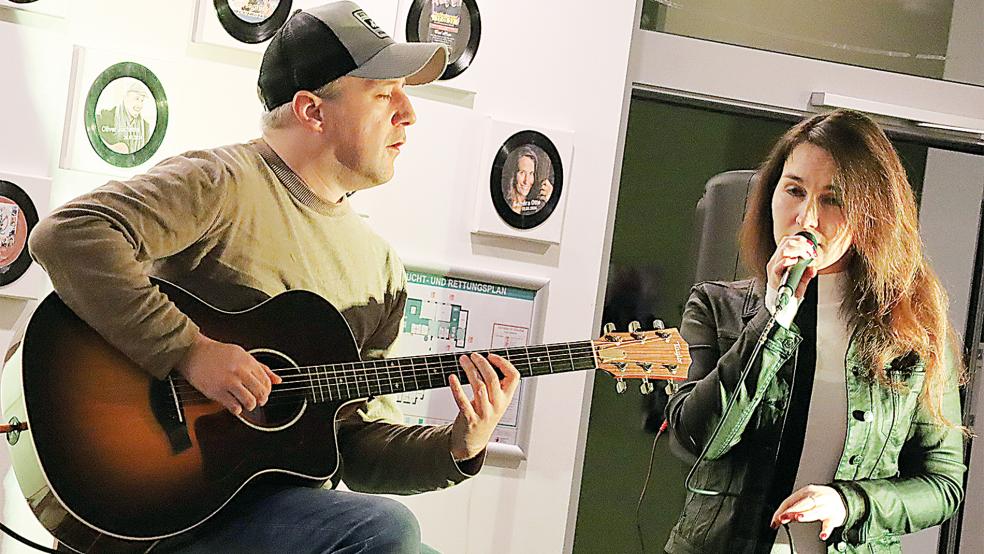 Chris Janssen und Christina Broo bei ihrem Auftritt im Familienzentrum Bunde.  © Foto: Ammermann
