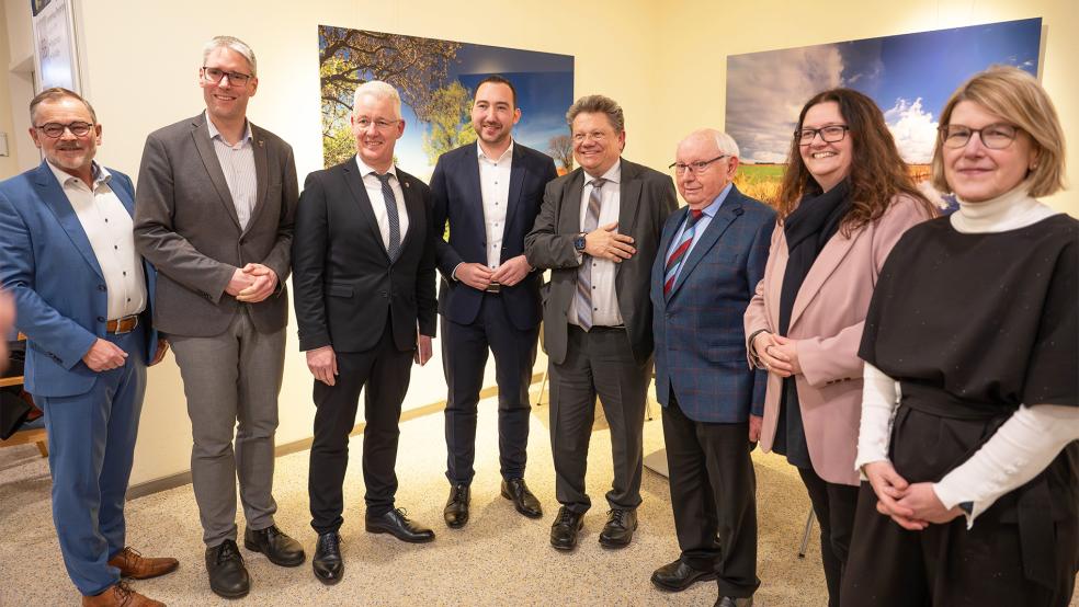 Minister-Empfang im Foyer des Krankenhauses: (von links) Bernd Lindemann und Heiko Abbas vom Vorstand des Krankenhausvereins, Landrat Matthias Groote, SPD-Landtagsabgeordneter Nico Bloem, Gesundheitsminister Dr. Andreas Philippi, Vereinsvorsitzender Jakobus Baumann, SPD-Bundestagsabgeordnete Anja Troff-Schaffarzyk und Klinik-Geschäftsführerin Daniela Kamp.  © Foto: Bruins