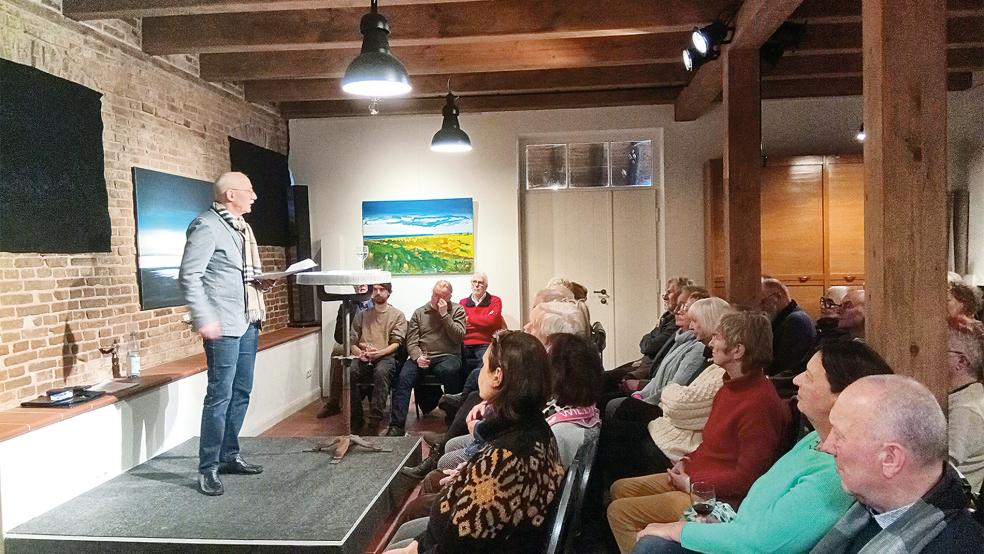 Präziser Beobachter und Erzähler der friesischen Geschichte: Lothar Englert, Jahrgang 1948, beschreibt mit plastischen Bildern die Vergangenheit.  © Foto: Janssen