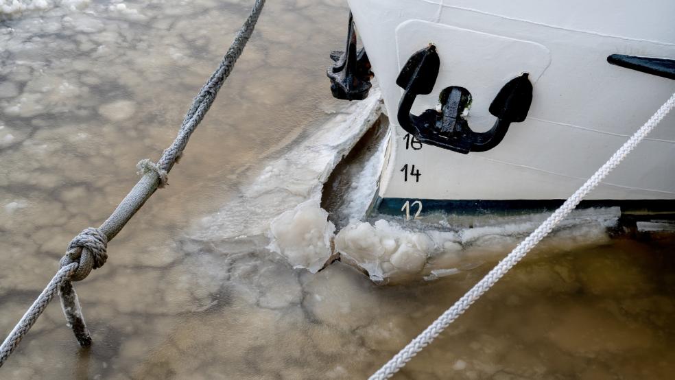 Das Fahrgastschiff "Jens Albrecht III" liegt bei frostigen Temperaturen im Hafen. Fahrten in das Wattenmeer und der Fährverkehr zwischen der Insel Wangerooge und dem Festland sind derzeit nicht möglich. © Symbolfoto: Dittrich (dpa)