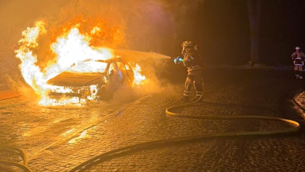 Trotz des schnellen Eingreifens konnte die Feuerwehr ein Ausbrennen des Autos nicht verhindern. © Feuerwehr Leer