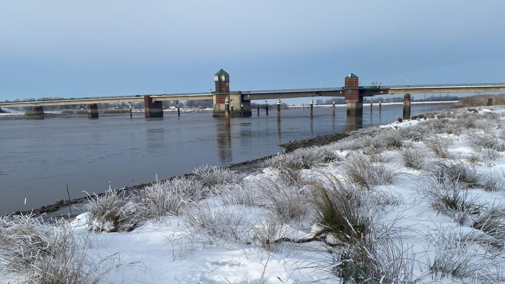 Die Jann-Berghaus-Brücke muss an zwei Tagen in diesem Monat voll gesperrt werden. Grund sind Arbeiten am Antrieb der beiden Brückenklappen. © Hanken