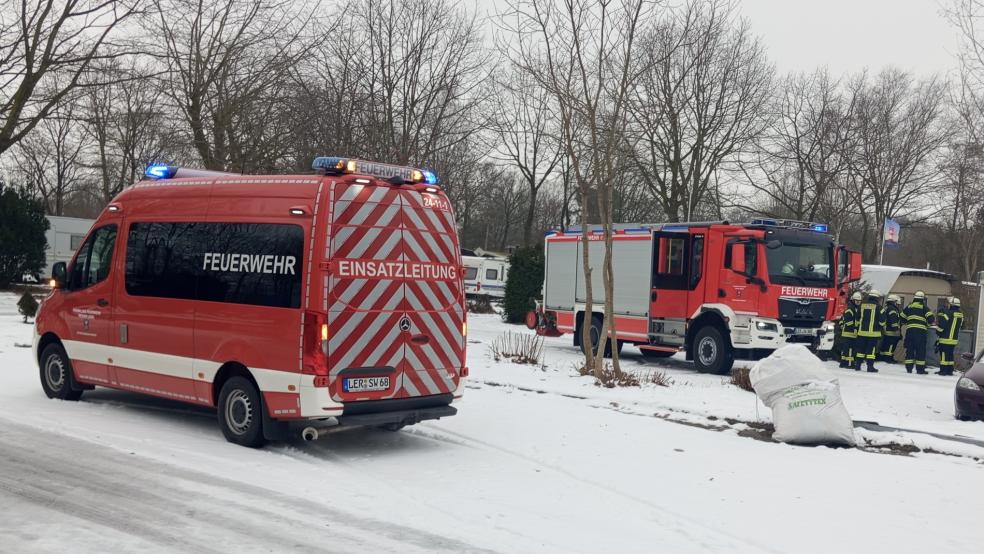 Weil ein Wohnwagen brannte, war die Feuerwehr Weener heute auf dem Campingplatz in Weener im Einsatz. © Feuerwehr/Rand