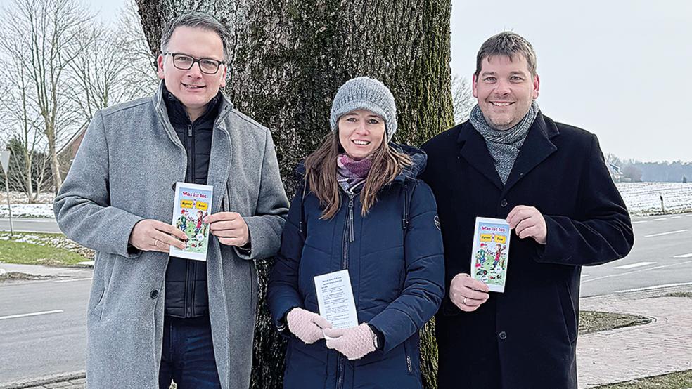 Zusammen mit Bürgermeister Uwe Sap präsentieren Janna Otto und Martin Roelfsema (von links) den Dorf-Flyer für die Ortschaften Wymeer und Boen.  © Foto: Gemeinde Bunde