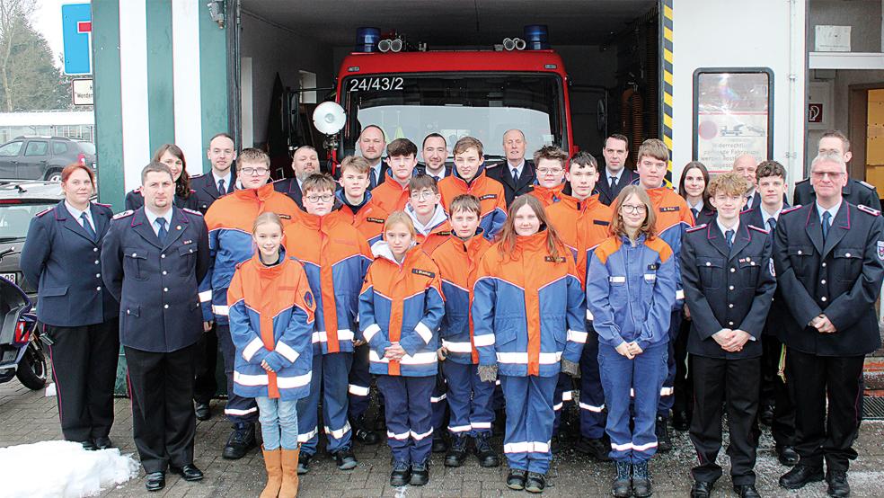 Das Gruppenfoto zeigt die Jugendfeuerwehr Oberrheiderland gemeinsam mit Führungskräften, Betreuern und Gästen.  © Foto: Rand 