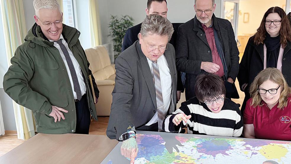 Am »Tovertafel«-Spieltisch hatte auch Andreas Philippi seinen Spaß. Links Landrat Matthias Groote, hinter dem Minister Nico Bloem, rechts Anja Troff-Schaffarzyk.  © Foto: privat