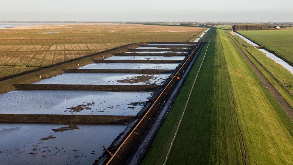 Beim Polder »Breebaart« am »Punt van Reide« war von 2020 bis 2022 ein Kleidepot angelegt und damit 2022 auf den ersten 750 Metern der Dollartdeich verbreitert worden. © Foto: Wasserverband Hunze en Aa's