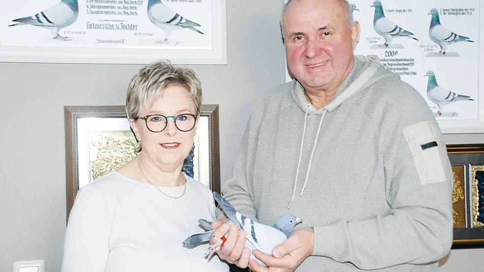 Hannelore und Winfried Helmerichs mit ihrer Spitzentaube »Dagfond Lady«.  © Foto: Hoegen