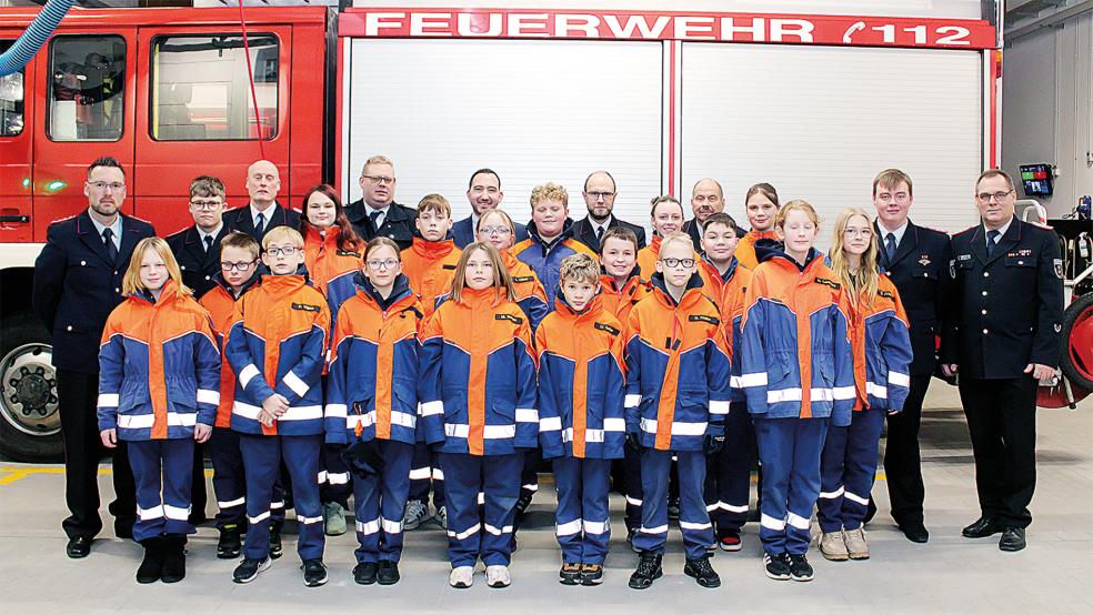 Das Gruppenfoto zeigt die Jugendfeuerwehr Weener gemeinsam mit Führungskräften und Gästen. Ganz rechts im Bild sind Stadtbrandmeister Jörg Fisser und Jugendfeuerwehrwart Julian Lüdemann zu sehen. Am linken Bildrand (hintere Reihe, von links nach rechts): der stellvertretende Jugendfeuerwehrwart Mario Haats, Jonas Bruns (Wechsel in die Einsatzabteilung), Stadtjugendfeuerwehrwart Ewald Freese, Kreisjugendfeuerwehrwart Timo Smit, der stellvertretende Bürgermeister Nico Bloem, Ortsbrandmeister Andreas Bruns und Friedrich Kanjahn.  © Foto: J. Rand/Feuerwehr