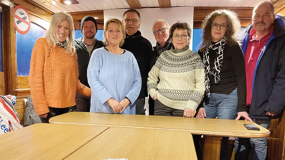 Sitzen am »Steuer« des Hafenmarktes und freuen sich über die vielen Bewerbungen (von links): Gisela Beneke, Carsten Willems, Isolde De Maria, Hilmar Bockhacker, Werner Krüger, Stephanie Raab, Rita Gil Brand und Friedrich Kanjahn.  © Foto: Busemann 