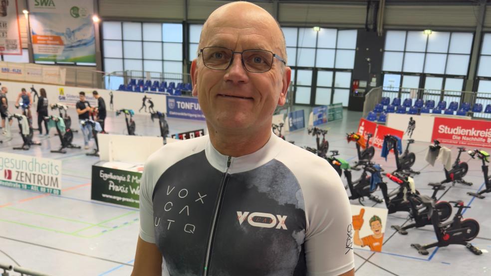 Andreas Broschinski wurde beim Indoor-Triathlon in Aschersleben Erster in seiner Altersklasse M55. © privat