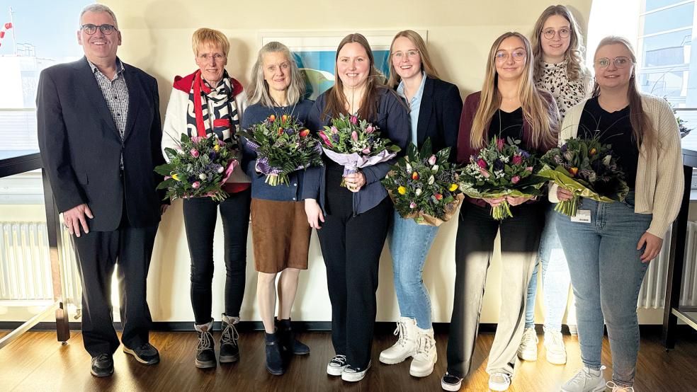 Freuen sich über die erfolgreiche Rezertifizierung (von links): Dr. med. Jörn-Carsten Studt (Chefarzt der Klinik für Innere Medizin und Gastroenterologie), Katrin Stüwe (Auditorin), Dr. Ulrike Jung (Auditorin), Mareike Fietz (MFA Endoskopie, Qualitätsmanagementbeauftragte), Katharina Pülscher (Chefarztsekretärin, Qualitätsmanagementbeauftragte), Nadira Pölking (Qualitätsmanagement), Jessica Tellmann (Qualitätsmanagement) und Svenja Meints (MFA Sekretariat Endoskopie).  © Foto: Klinikum