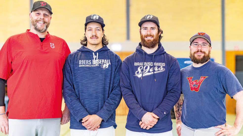 Leiteten zwei Tage das Training der SG Dykereeves/Waves: Jemgums Coach Jens Flink, Max Jaeger und Aaron Toporak von den Braunschweig 89ers sowie Waves-Coach Malte Grewe.  © Foto: Jungeblut