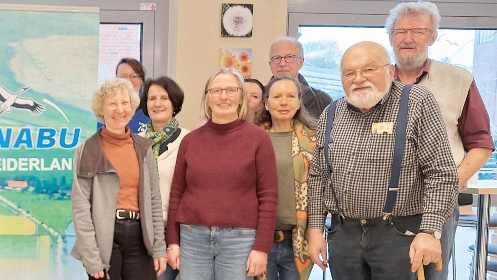 Auch Agnes Ratering (Dritte von links vorne) als Vorsitzende des NABU Rheiderland und weitere Mitglieder der Gruppe waren beim Workshop in Bunde mit dabei.  © Foto: von Rüden (NABU)