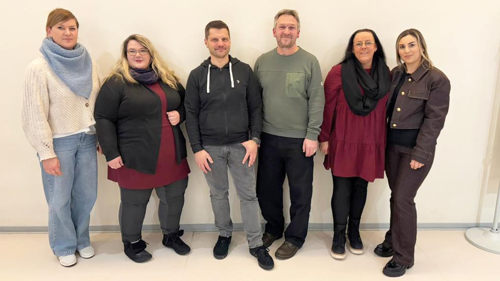 Der neue Vorstand des Fördervereins mit zwei ehemaligen Vorstandsmitgliedern. Auf dem Foto von links: Schriftführerin Sophie Sofianos, Sabrina Finke als neue Vorsitzende, der ehemalige Kassenwart Stephan Klötzner, der bisherige 1. Vorsitzende Bernd Feenders, die neue Beisitzerin Anja Ludolph und die stellvertretende Vorsitzende Fatme Demir.  © Foto: privat