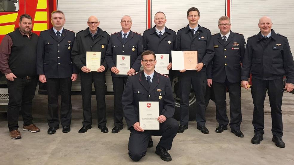 Ehrung für langjährige Treue (von links): Rainer Smidt (Allgemeiner Vertreter des Bürgermeisters), Gemeindebrandmeister Jan Remmers, Günter Plöger, Gerhard Beerens (beide 50 Jahre), Johann Bödeker (25 Jahre), Florian Heppner (Ehrenabzeichen in Bronze), stellvertretender Brandabschnittsleiter Holger Bleicher, stellvertretender Gemeindebrandmeister Stephan Hilbrands sowie (vorne knieend) Jörg Rösing (25 Jahre).  © Foto: Feuerwehr Jemgum